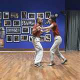 A portare il lindy hop a Bari sono stati nel 2016 il 37enne Andrea Martinucci e la 34enne Francesca Caggiano. Abbiamo incontrato i due insegnanti all�interno della scuola di musica Pentagramma di via Giannone...